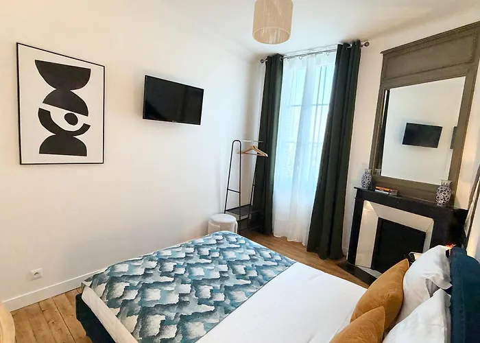 Ancestor - מלון *